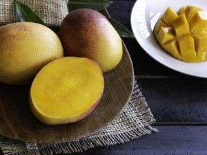 Gampang Banget! Begini Tips Mudah Kupas Mangga yang Praktis