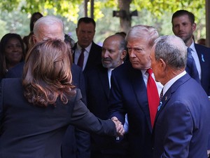 Trump-Kamala Harris Berjabat Tangan di Lokasi Peringatan 9/11