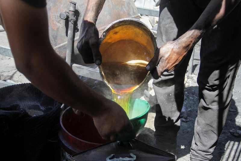 Warga Palestina yang mengungsi mengubah sampah plastik menjadi bahan bakar alternatif ditengah kelangkaan akibat konflik dengan Israel di Jalur Gaza Utara. (REUTERS/Mahmoud Issa) Warga Palestina yang mengungsi mengubah sampah plastik menjadi bahan bakar alternatif ditengah kelangkaan akibat konflik dengan Israel di Jalur Gaza Utara. (REUTERS/Mahmoud Issa)