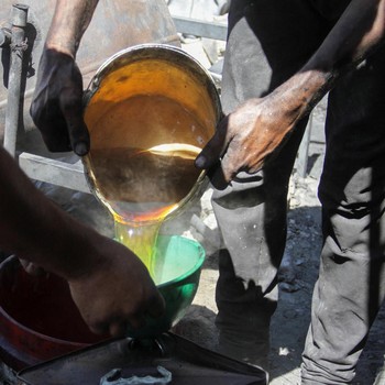 Warga Gaza Putar Otak Buat Hidup, Ubah Sampah Jadi Bahan Bakar