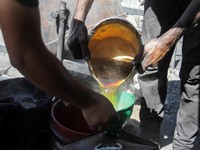Warga Gaza Putar Otak Buat Hidup, Ubah Sampah Jadi Bahan Bakar