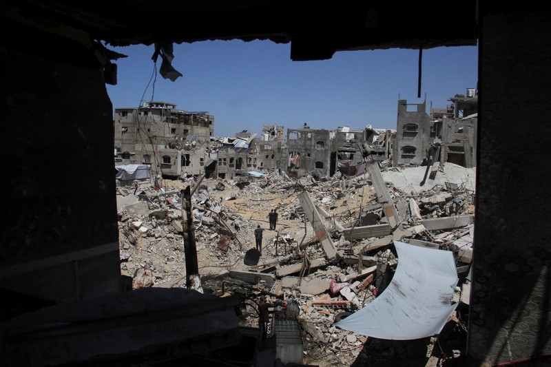 Warga Palestina yang mengungsi mengubah sampah plastik menjadi bahan bakar alternatif ditengah kelangkaan akibat konflik dengan Israel di Jalur Gaza Utara. (REUTERS/Mahmoud Issa)