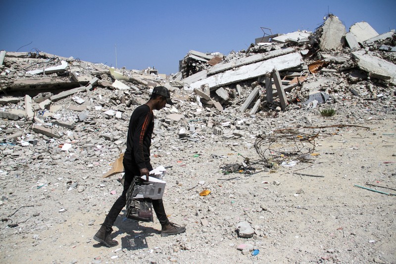 Warga Palestina yang mengungsi mengubah sampah plastik menjadi bahan bakar alternatif ditengah kelangkaan akibat konflik dengan Israel di Jalur Gaza Utara. (REUTERS/Mahmoud Issa) Warga Palestina yang mengungsi mengubah sampah plastik menjadi bahan bakar alternatif ditengah kelangkaan akibat konflik dengan Israel di Jalur Gaza Utara. (REUTERS/Mahmoud Issa)