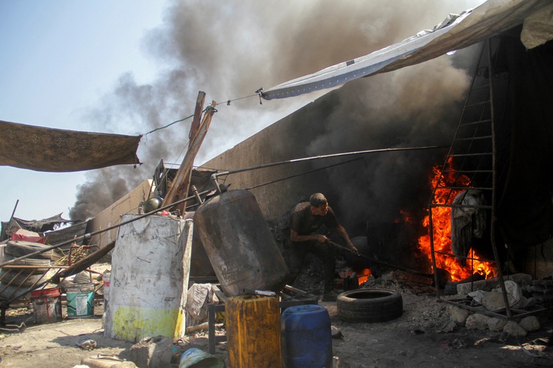 Warga Palestina yang mengungsi mengubah sampah plastik menjadi bahan bakar alternatif ditengah kelangkaan akibat konflik dengan Israel di Jalur Gaza Utara. (REUTERS/Mahmoud Issa) Warga Palestina yang mengungsi mengubah sampah plastik menjadi bahan bakar alternatif ditengah kelangkaan akibat konflik dengan Israel di Jalur Gaza Utara. (REUTERS/Mahmoud Issa)