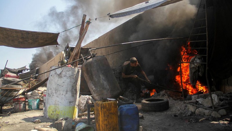 Warga Palestina yang mengungsi mengubah sampah plastik menjadi bahan bakar alternatif ditengah kelangkaan akibat konflik dengan Israel di Jalur Gaza Utara. (REUTERS/Mahmoud Issa)