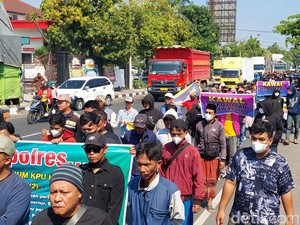 Warga Demo Tuntut Bawaslu Netral Jelang Putusan Sengketa Dico Vs KPU Kendal