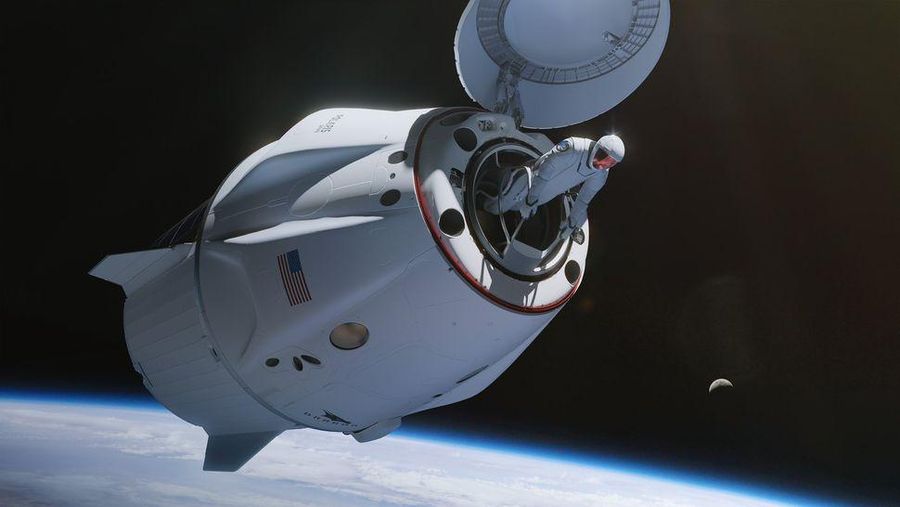 Astronot berdiri sebagian di luar pesawat ruang angkasa Dragon SpaceX selama perjalanan ruang angkasa komersial pertama pada 12 September 2024. (Dok. SpaceX)
