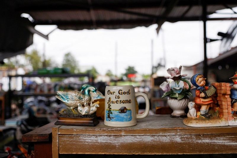 Pemandangan drone menunjukkan toko barang bekas Junk In The Trunk, yang mengalami kerusakan atap dan keruntuhan dinding akibat dampak Badai Francine, di Houma, Louisiana, AS, 12 September 2024. (REUTERS/Edmund D. Fountain)