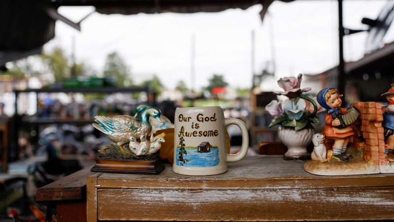 Pemandangan drone menunjukkan toko barang bekas Junk In The Trunk, yang mengalami kerusakan atap dan keruntuhan dinding akibat dampak Badai Francine, di Houma, Louisiana, AS, 12 September 2024. (REUTERS/Edmund D. Fountain)