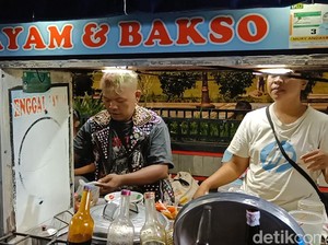 Nyentrik! Bakul Mi Ayam di Purwokerto Ini Bergaya ala Anak Punk