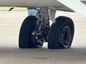 Pesawat Nyaris Tabrakan, Rem Mendadak Hingga Ban Meledak
