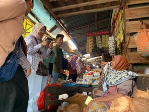 Blusukan ke Pasar Rembang, Vivit Dengarkan Keluhan Pedagang-Pembeli