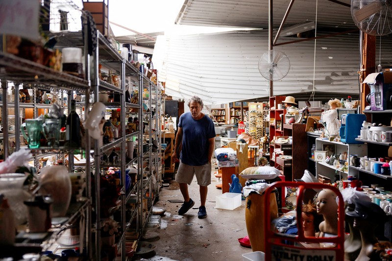 Pemandangan drone menunjukkan toko barang bekas Junk In The Trunk, yang mengalami kerusakan atap dan keruntuhan dinding akibat dampak Badai Francine, di Houma, Louisiana, AS, 12 September 2024. (REUTERS/Edmund D. Fountain)