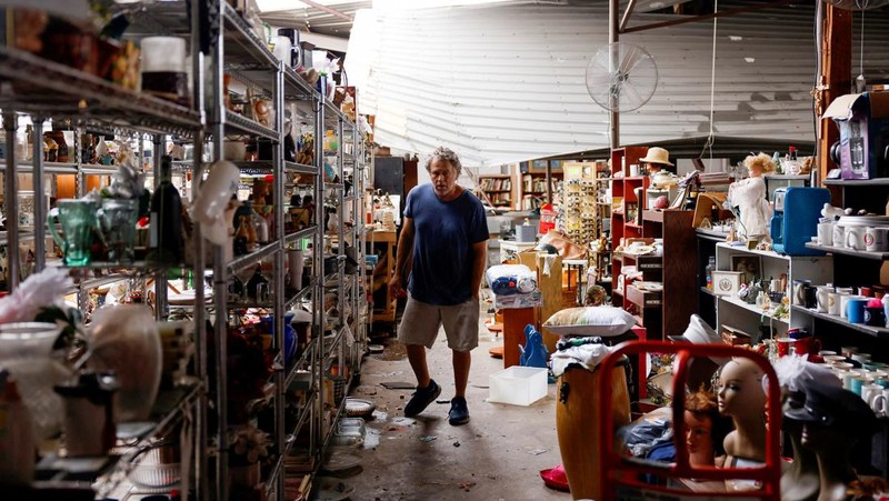 Pemandangan drone menunjukkan toko barang bekas Junk In The Trunk, yang mengalami kerusakan atap dan keruntuhan dinding akibat dampak Badai Francine, di Houma, Louisiana, AS, 12 September 2024. (REUTERS/Edmund D. Fountain)