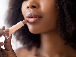 7 Lipstik Matte Lokal Terbaik, Tekstur Lembut Nggak Bikin Kering 7 Lipstik Matte Lokal Terbaik, Tekstur Lembut Nggak Bikin Kering