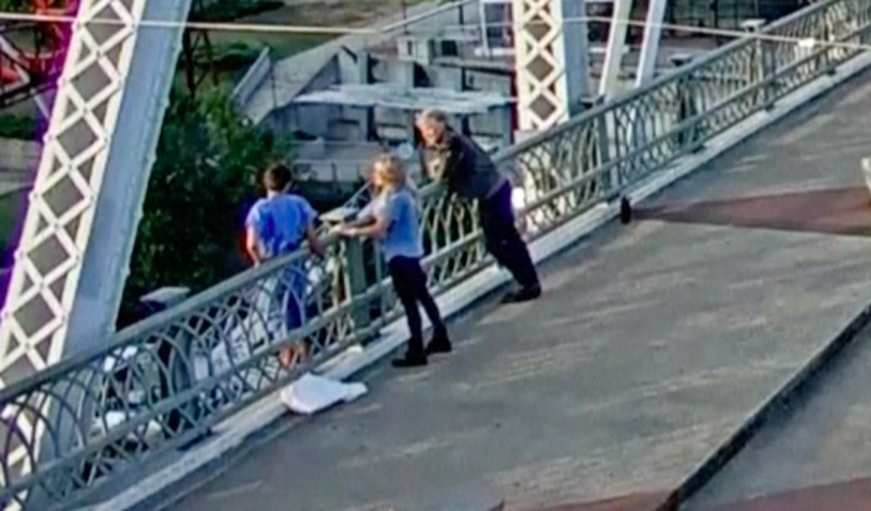 Jon Bon Jovi membantu seorang perempuan yang tengah mengalami krisis dan menggagalkan upaya bunuh diri di sebuah jembatan penyeberangan kawasan Nashville, Amerika Serikat. (Tangkapan Layar Video AP/METROPOLITAN NASHVILLE POLICE DEPARTMENT)