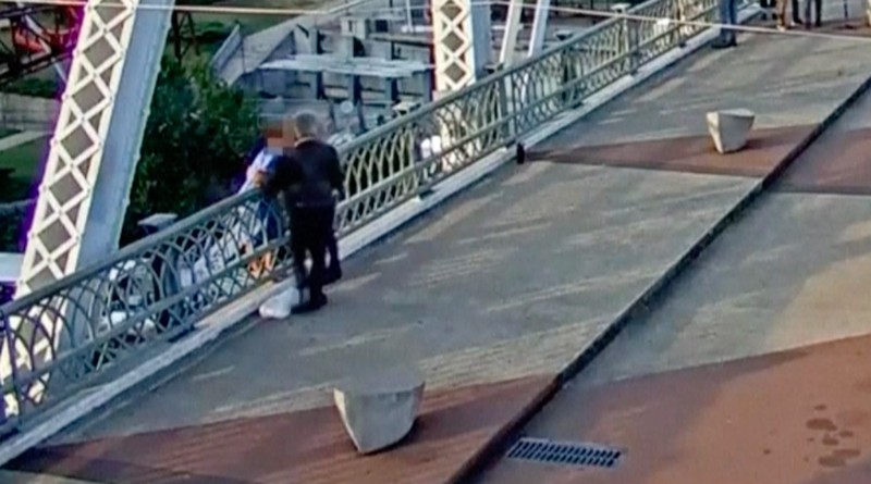 Jon Bon Jovi membantu seorang perempuan yang tengah mengalami krisis dan menggagalkan upaya bunuh diri di sebuah jembatan penyeberangan kawasan Nashville, Amerika Serikat. (Tangkapan Layar Video AP/METROPOLITAN NASHVILLE POLICE DEPARTMENT)