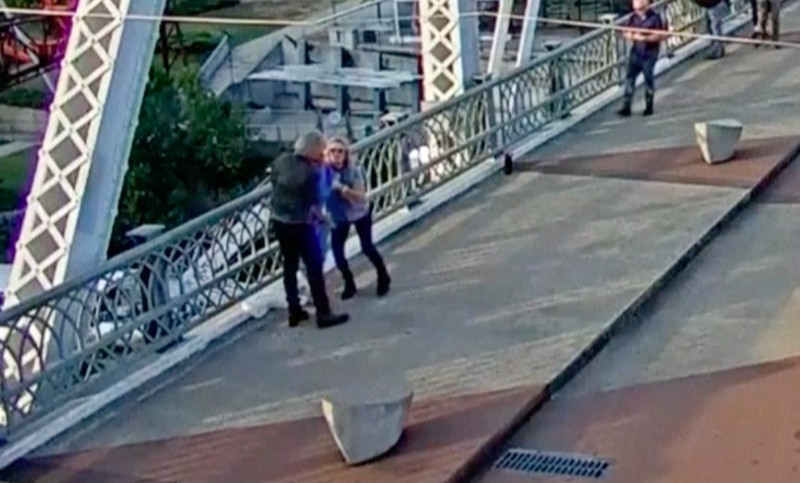 Jon Bon Jovi membantu seorang perempuan yang tengah mengalami krisis dan menggagalkan upaya bunuh diri di sebuah jembatan penyeberangan kawasan Nashville, Amerika Serikat. (Tangkapan Layar Video AP/METROPOLITAN NASHVILLE POLICE DEPARTMENT)