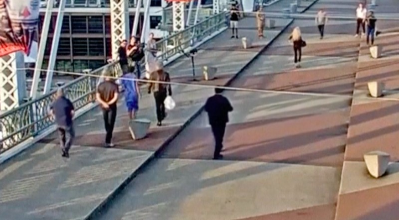 Jon Bon Jovi membantu seorang perempuan yang tengah mengalami krisis dan menggagalkan upaya bunuh diri di sebuah jembatan penyeberangan kawasan Nashville, Amerika Serikat. (Tangkapan Layar Video AP/METROPOLITAN NASHVILLE POLICE DEPARTMENT)