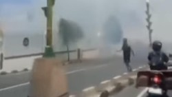 Lahan Dekat Kantor Disporapar Parepare Terbakar, Asap Tebal Ganggu Pengendara