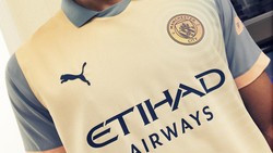 Man City Rilis Jersey Perayaan 30 Tahun Album Debut Oasis