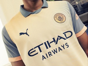Man City Rilis Jersey Perayaan 30 Tahun Album Debut Oasis