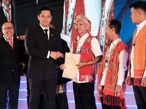 Kata Warga Adat Kapuas Hulu Usai Terima Sertifikat Tanah Ulayat dari AHY