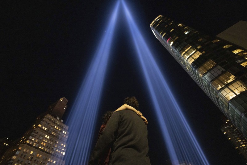 Tribute in Light terlihat di langit di Lower Manhattan, New York dari Staten Island Ferry pada peringatan 23 tahun serangan 11 September 2001, Rabu, 11 September 2024, di New York. Tribute in Light terlihat di langit di Lower Manhattan, New York dari Staten Island Ferry pada peringatan 23 tahun serangan 11 September 2001, Rabu, 11 September 2024, di New York. (AP Photo/Yuki Iwamura)