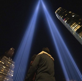Potret 2 Cahaya Tembus Langit New York saat 11 September