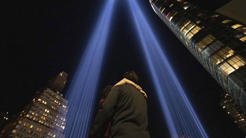 Tribute in Light terlihat di langit di Lower Manhattan, New York dari Staten Island Ferry pada peringatan 23 tahun serangan 11 September 2001, Rabu, 11 September 2024, di New York. (AP Photo/Yuki Iwamura)