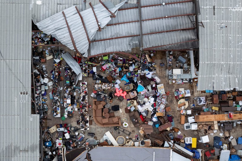 Pemandangan drone menunjukkan toko barang bekas Junk In The Trunk, yang mengalami kerusakan atap dan keruntuhan dinding akibat dampak Badai Francine, di Houma, Louisiana, AS, 12 September 2024. (REUTERS/Edmund D. Fountain)