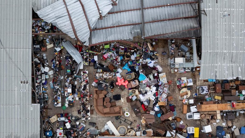 Pemandangan drone menunjukkan toko barang bekas Junk In The Trunk, yang mengalami kerusakan atap dan keruntuhan dinding akibat dampak Badai Francine, di Houma, Louisiana, AS, 12 September 2024. (REUTERS/Edmund D. Fountain)