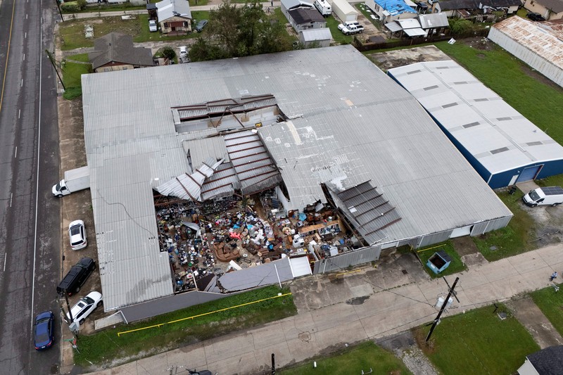 Pemandangan drone menunjukkan toko barang bekas Junk In The Trunk, yang mengalami kerusakan atap dan keruntuhan dinding akibat dampak Badai Francine, di Houma, Louisiana, AS, 12 September 2024. (REUTERS/Edmund D. Fountain)
