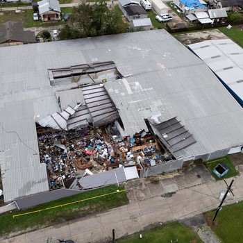 Gedung Pasar Loak Ambruk, Atap 'Bolong' Diterjang Badai Kuat