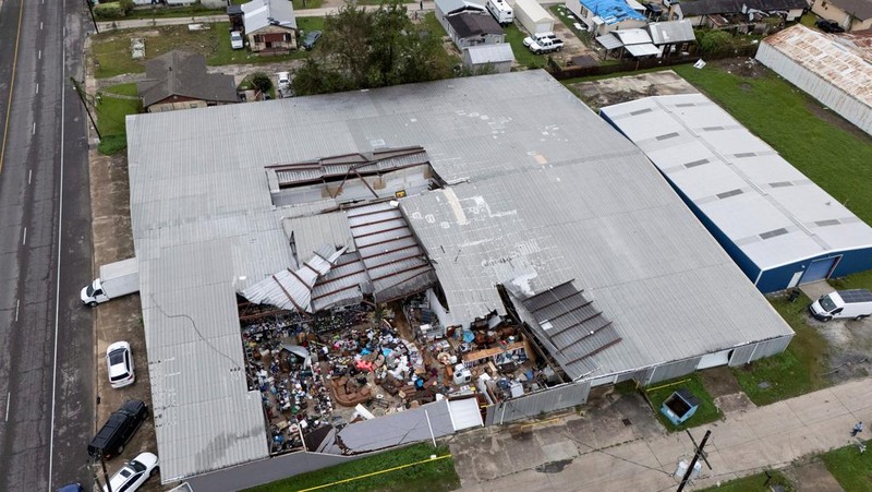 Pemandangan drone menunjukkan toko barang bekas Junk In The Trunk, yang mengalami kerusakan atap dan keruntuhan dinding akibat dampak Badai Francine, di Houma, Louisiana, AS, 12 September 2024. (REUTERS/Edmund D. Fountain)