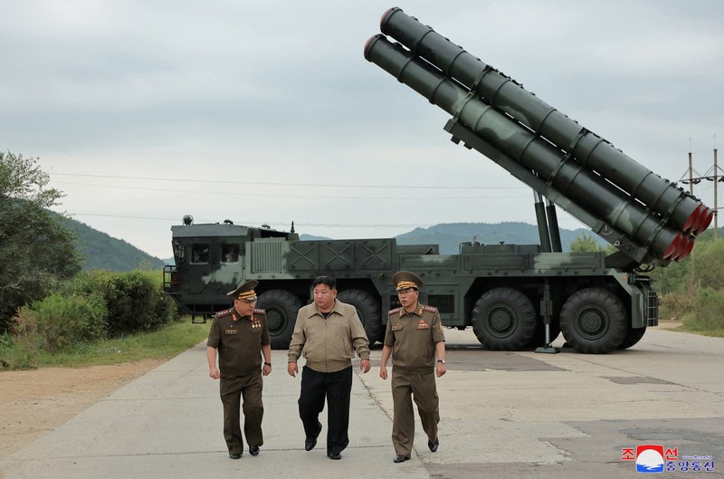 Pemimpin Korea Utara Kim Jong Un mengunjungi fasilitas selama kunjungan ke Institut Senjata Nuklir dan pangkalan produksi bahan nuklir tingkat senjata di lokasi yang dirahasiakan di Korea Utara, dalam foto yang dirilis oleh Kantor Berita Pusat Korea resmi Korea Utara pada 13 September 2024. Pemimpin Korea Utara Kim Jong Un mengunjungi fasilitas selama kunjungan ke Institut Senjata Nuklir dan pangkalan produksi bahan nuklir tingkat senjata di lokasi yang dirahasiakan di Korea Utara, dalam foto yang dirilis oleh Kantor Berita Pusat Korea resmi Korea Utara pada 13 September 2024. (Tangkapan Layar Video Reuters/KRT)