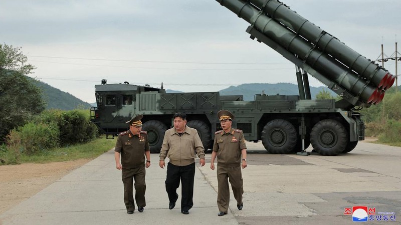 Pemimpin Korea Utara Kim Jong Un mengunjungi fasilitas selama kunjungan ke Institut Senjata Nuklir dan pangkalan produksi bahan nuklir tingkat senjata di lokasi yang dirahasiakan di Korea Utara, dalam foto yang dirilis oleh Kantor Berita Pusat Korea resmi Korea Utara pada 13 September 2024. (Tangkapan Layar Video Reuters/KRT)