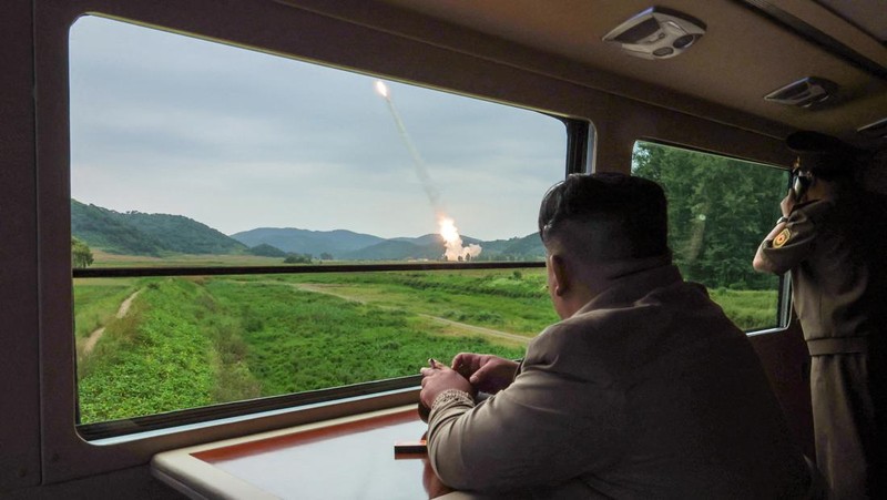 Pemimpin Korea Utara Kim Jong Un mengunjungi fasilitas selama kunjungan ke Institut Senjata Nuklir dan pangkalan produksi bahan nuklir tingkat senjata di lokasi yang dirahasiakan di Korea Utara, dalam foto yang dirilis oleh Kantor Berita Pusat Korea resmi Korea Utara pada 13 September 2024. (Tangkapan Layar Video Reuters/KRT)