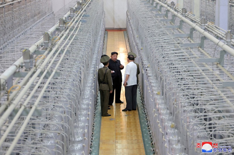 Pemimpin Korea Utara Kim Jong Un mengunjungi fasilitas selama kunjungan ke Institut Senjata Nuklir dan pangkalan produksi bahan nuklir tingkat senjata di lokasi yang dirahasiakan di Korea Utara, dalam foto yang dirilis oleh Kantor Berita Pusat Korea resmi Korea Utara pada 13 September 2024. Pemimpin Korea Utara Kim Jong Un mengunjungi fasilitas selama kunjungan ke Institut Senjata Nuklir dan pangkalan produksi bahan nuklir tingkat senjata di lokasi yang dirahasiakan di Korea Utara, dalam foto yang dirilis oleh Kantor Berita Pusat Korea resmi Korea Utara pada 13 September 2024. (Tangkapan Layar Video Reuters/KRT)