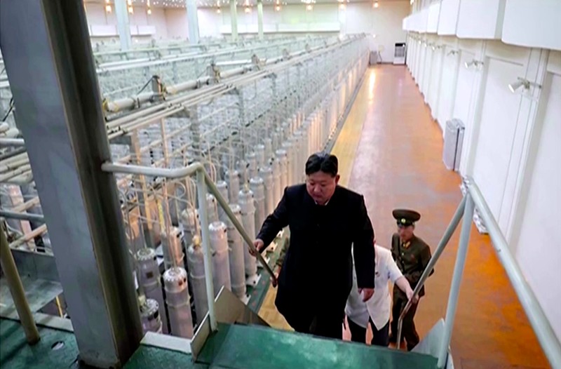 Pemimpin Korea Utara Kim Jong Un mengunjungi fasilitas selama kunjungan ke Institut Senjata Nuklir dan pangkalan produksi bahan nuklir tingkat senjata di lokasi yang dirahasiakan di Korea Utara, dalam foto yang dirilis oleh Kantor Berita Pusat Korea resmi Korea Utara pada 13 September 2024. Pemimpin Korea Utara Kim Jong Un mengunjungi fasilitas selama kunjungan ke Institut Senjata Nuklir dan pangkalan produksi bahan nuklir tingkat senjata di lokasi yang dirahasiakan di Korea Utara, dalam foto yang dirilis oleh Kantor Berita Pusat Korea resmi Korea Utara pada 13 September 2024. (Tangkapan Layar Video Reuters/KRT)