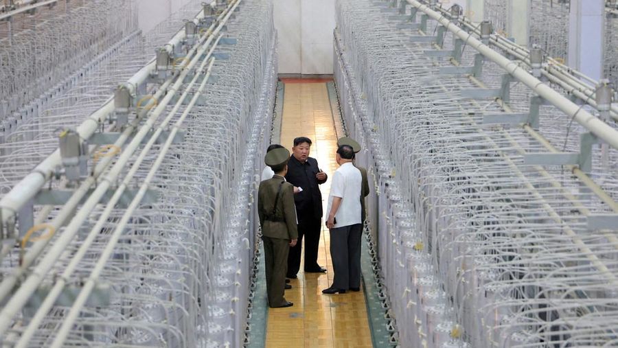 Pemimpin Korea Utara Kim Jong Un mengunjungi fasilitas selama kunjungan ke Institut Senjata Nuklir dan pangkalan produksi bahan nuklir tingkat senjata di lokasi yang dirahasiakan di Korea Utara, dalam foto yang dirilis oleh Kantor Berita Pusat Korea resmi Korea Utara pada 13 September 2024. (Tangkapan Layar Video Reuters/KRT)