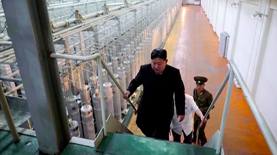 Pemimpin Korea Utara Kim Jong Un mengunjungi fasilitas selama kunjungan ke Institut Senjata Nuklir dan pangkalan produksi bahan nuklir tingkat senjata di lokasi yang dirahasiakan di Korea Utara, dalam foto yang dirilis oleh Kantor Berita Pusat Korea resmi Korea Utara pada 13 September 2024. (Tangkapan Layar Video Reuters/KRT)