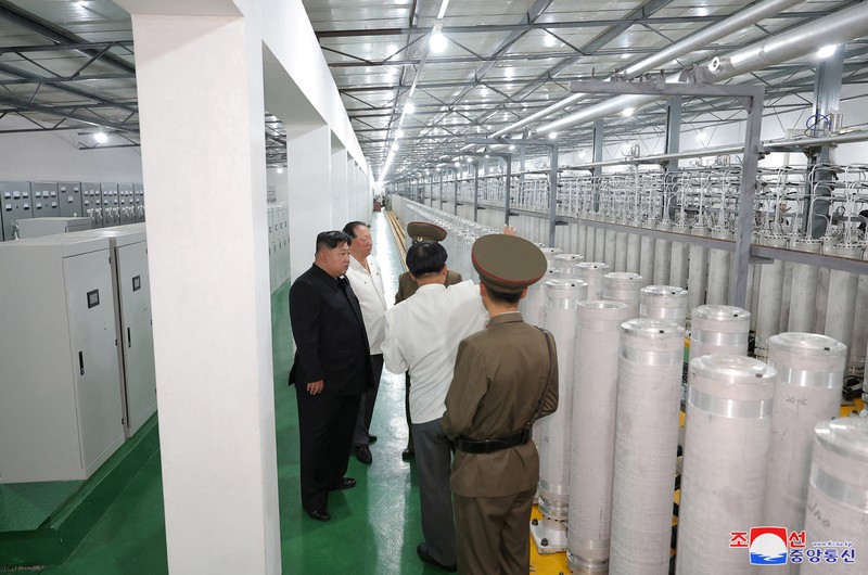 Pemimpin Korea Utara Kim Jong Un mengunjungi fasilitas selama kunjungan ke Institut Senjata Nuklir dan pangkalan produksi bahan nuklir tingkat senjata di lokasi yang dirahasiakan di Korea Utara, dalam foto yang dirilis oleh Kantor Berita Pusat Korea resmi Korea Utara pada 13 September 2024. Pemimpin Korea Utara Kim Jong Un mengunjungi fasilitas selama kunjungan ke Institut Senjata Nuklir dan pangkalan produksi bahan nuklir tingkat senjata di lokasi yang dirahasiakan di Korea Utara, dalam foto yang dirilis oleh Kantor Berita Pusat Korea resmi Korea Utara pada 13 September 2024. (Tangkapan Layar Video Reuters/KRT)