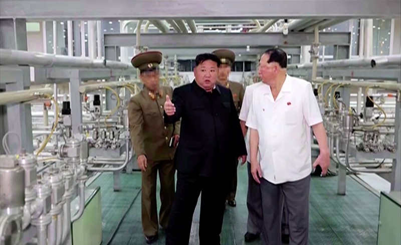 Pemimpin Korea Utara Kim Jong Un mengunjungi fasilitas selama kunjungan ke Institut Senjata Nuklir dan pangkalan produksi bahan nuklir tingkat senjata di lokasi yang dirahasiakan di Korea Utara, dalam foto yang dirilis oleh Kantor Berita Pusat Korea resmi Korea Utara pada 13 September 2024. (Tangkapan Layar Video Reuters/KRT)