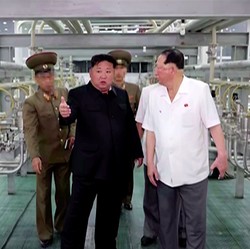 Momen Langka Kim Jong Un Tinjau Pengayaan Uranium Bahan Nuklir