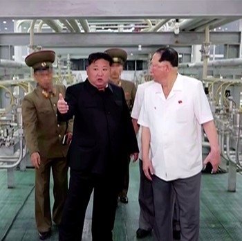Momen Langka Kim Jong Un Tinjau Pengayaan Uranium Bahan Nuklir