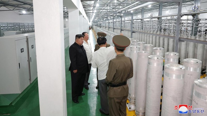 Pemimpin Korea Utara Kim Jong Un mengunjungi fasilitas selama kunjungan ke Institut Senjata Nuklir dan pangkalan produksi bahan nuklir tingkat senjata di lokasi yang dirahasiakan di Korea Utara, dalam foto yang dirilis oleh Kantor Berita Pusat Korea resmi Korea Utara pada 13 September 2024. (Tangkapan Layar Video Reuters/KRT)