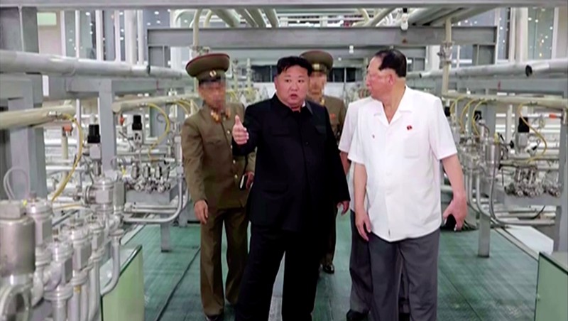 Pemimpin Korea Utara Kim Jong Un mengunjungi fasilitas selama kunjungan ke Institut Senjata Nuklir dan pangkalan produksi bahan nuklir tingkat senjata di lokasi yang dirahasiakan di Korea Utara, dalam foto yang dirilis oleh Kantor Berita Pusat Korea resmi Korea Utara pada 13 September 2024. (Tangkapan Layar Video Reuters/KRT)