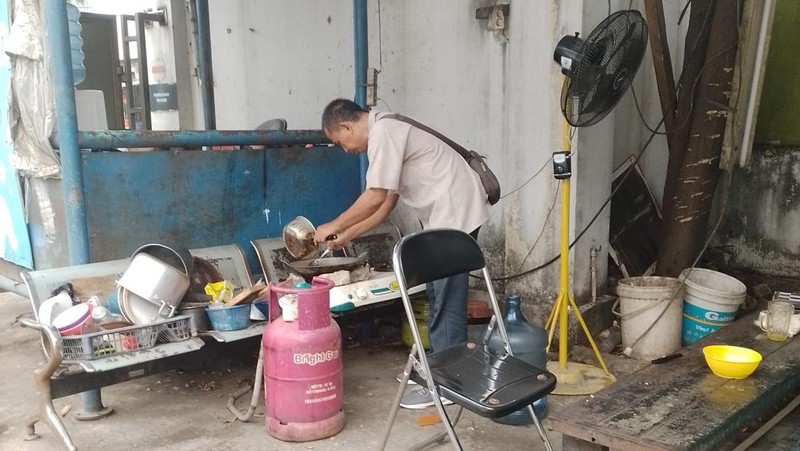 Penjagaan parik kompor gas Quantum di Kawasan Cikupa, Tangerang, Banten. (Dok. PUK Aditec Cakrawiyasa SPEE FSPMI)