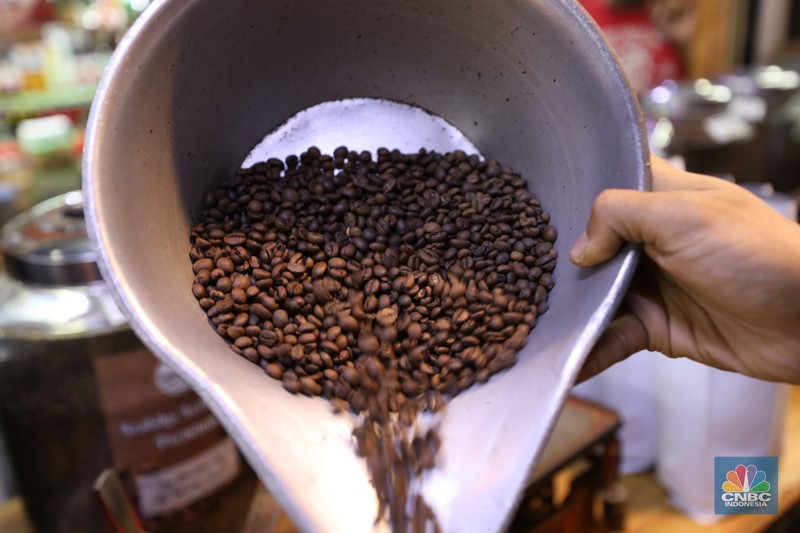 Penjualan kopi Nusantara di kawasan Jakarta, Jumat (13/9/2024). (CNBC Indonesia/Tri Susilo)